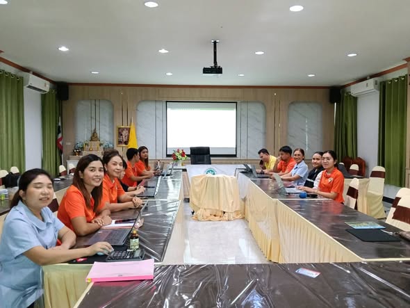 วันที่ 22 ตุลาคม 2568 เวลา 09.00น. 
นายณรงค์ชัย ไชยโย สาธารณสุขอำเภอทุ่งใหญ่ มอบหมายนายธีระพงศ์ พรหมกุล เจ้าพนักงานทันตสาธารณสุขชำนาญงาน ร่วมประชุมและ จัดทำแผนเงินบำรุง ประจำปีงบประมาณ พ.ศ.2569 กับบุคลากรโรงพยาบาลส่งเสริมสุขภาพตำบลในสังกัดเพื่อใช้เป็นแนวทางในการบริหารจัดการงบประมาณอย่างมีประสิทธิภาพ โปร่งใสและสอดคล้องกับภารกิจงานสาธารณสุขในพื้นที่