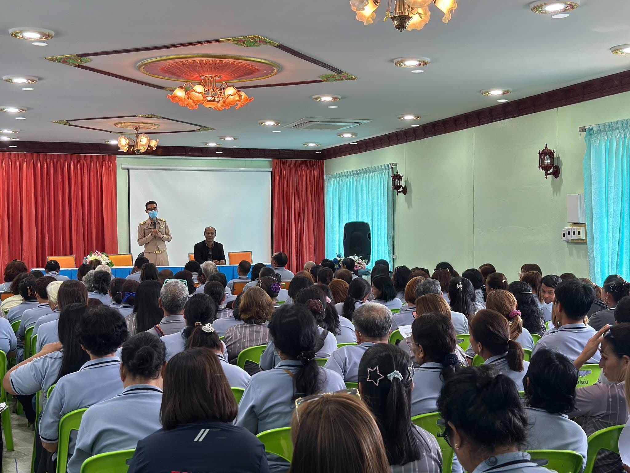 วันที่ 10 พฤศจิกายน 2568
นายณรงค์ชัย ไชยโย สาธารณสุขอำเภอทุ่งใหญ่ พร้อมด้วยนายสุวพิชญ์ มวยดี ผู้รับผิดชอบงานอสม.อำเภอทุ่งใหญ่ และนายธีระพงค์  พรหมกุล ผู้รับผิดชอบตำบลทุ่งใหญ่ เข้าร่วมประชุมอสม. เพื่อมอบนโยบายการขับเคลื่อนงานที่สำคัญในเดือนพฤศจิกายน และสร้างขวัญกำลังใจแก่บุคลากรและอสม. ณ รพ.สต.บ้านหนองใหญ่ และรพ.สต.บ้านหัวควน